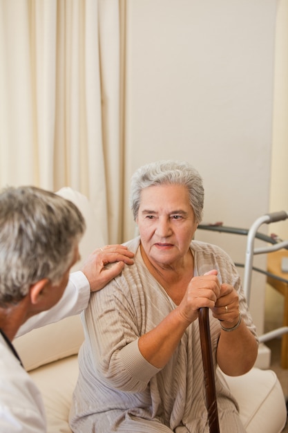 Foto médico senior hablando con su paciente