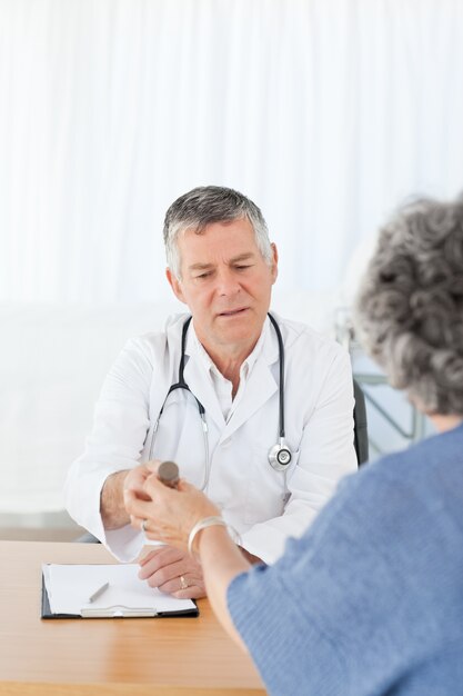 Un médico senior con su paciente