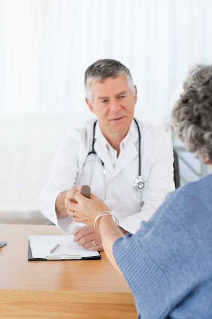 Foto un médico senior con su paciente