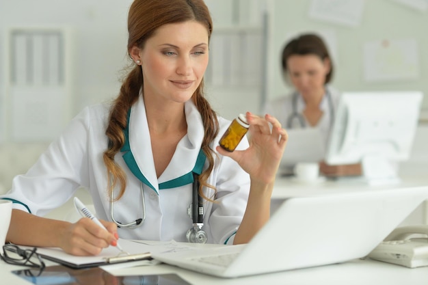 Médico sentado na mesa de trabalho no hospital