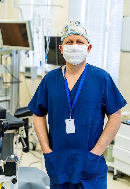 Médico de sexo masculino en la sala de operaciones. Retrato de un cirujano plástico serio. Concepto de cirugía de cosmetología.