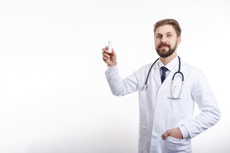Médico sonriente con estetoscopio demostrando una botella de plástico de medicamento