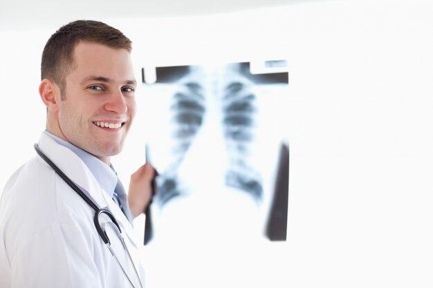 Foto médico sorridente com raio-x