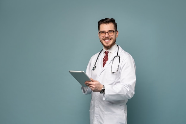 Foto médico sorridente de jaleco branco e gravata