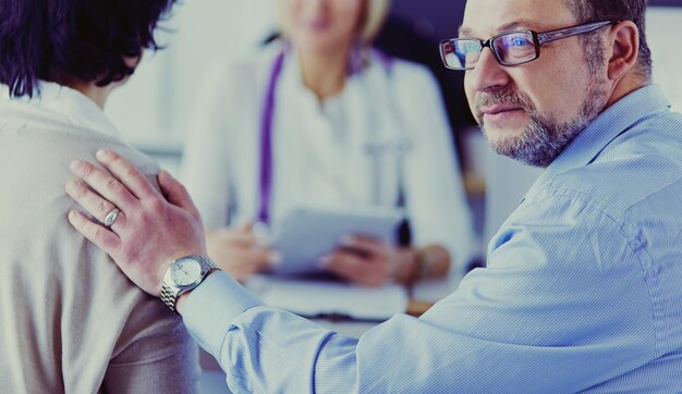 Médico sorridente e paciente Cuidados de saúde