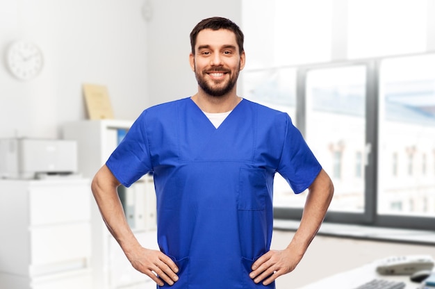 médico sorridente feliz ou enfermeiro masculino de uniforme azul