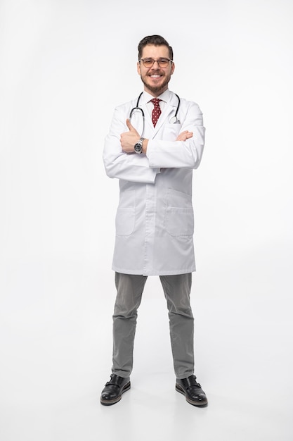 Médico sorridente. Isolado sobre parede branca