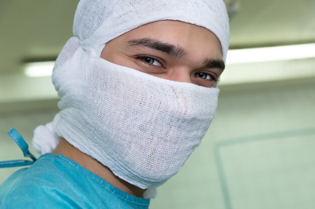Médico sorridente na sala de cirurgia.