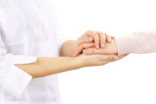 Foto médico sosteniendo la mano del paciente aislado en blanco