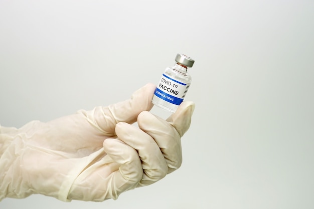 Un médico sosteniendo la vacuna covid19.