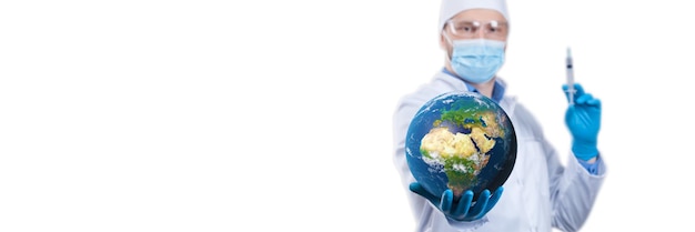 El médico sostiene un globo terráqueo en las manos y una jeringa médica con vacuna contra el virus de la corona Representación 3D Elementos de esta imagen proporcionados por la NASA