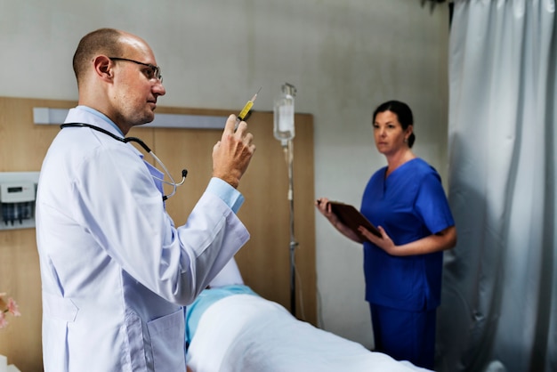 Un médico sostiene una jeringa de vacuna.