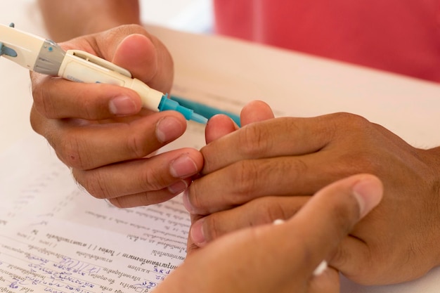 El médico sostiene la mano del donante de sangre