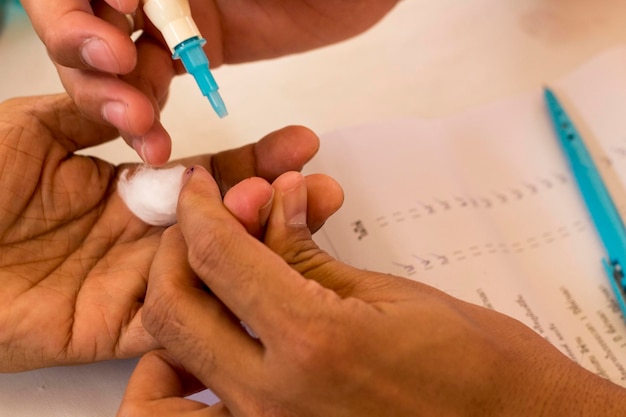 El médico sostiene la mano del donante de sangre