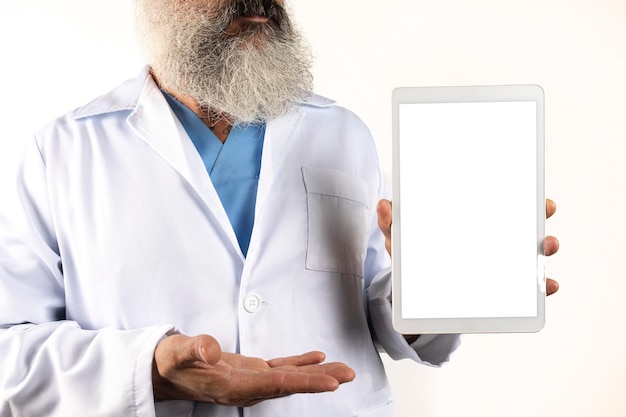 Foto el médico sostiene la pantalla transparente de la tableta para el texto