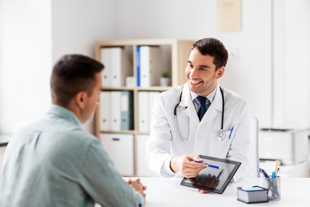 médico con tableta y paciente en la clínica