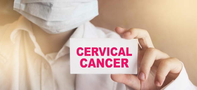 Médico con tarjeta de cáncer de cuello uterino en la mano Concepto de salud de la mujer