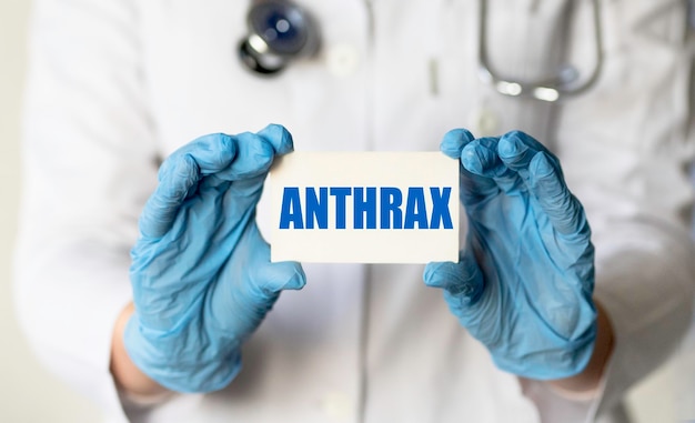 Foto médico con una tarjeta con el texto concepto médico de anthrax