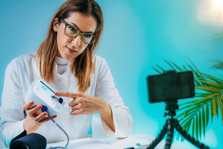 Foto médico de telesalud que graba instrucciones en video para el paciente y demuestra cómo medir el azúcar en la sangre
