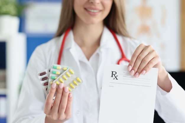 Foto médico tem em sua mão um frasco de comprimidos e um formulário de receita