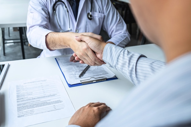 Médico tendo uma conversa com o paciente