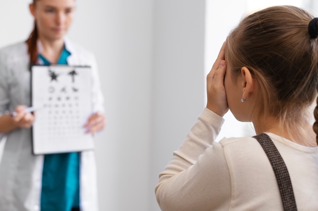 Médico testando a visão do paciente