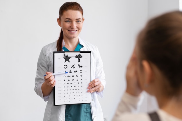 Foto médico testando a visão do paciente