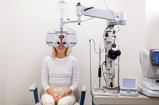 Foto médico testando a visão do paciente