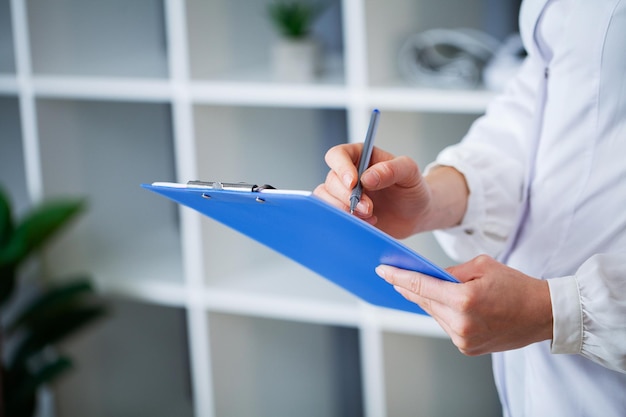 Foto el médico tiene el registro médico de un paciente en su oficina.