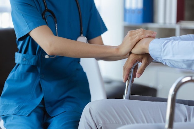 Foto médico toca o braço para encorajar o paciente na sala de exame do hospital tratando a doença de um profissional médico e dando tratamento no local conceitos de tratamento médico