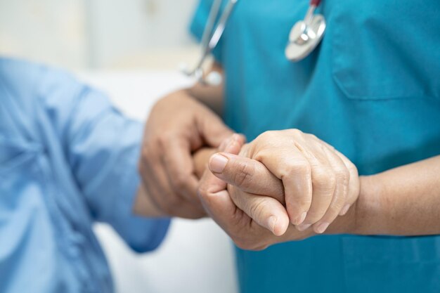 Médico tocando las manos anciana o anciana asiática anciana mujer paciente con cuidado amoroso ayudando a alentar y empatía en la sala de enfermería del hospital saludable fuerte concepto médico