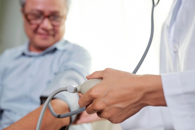 Médico tomando pulso do paciente