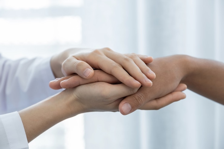 Foto el médico tomó la mano del paciente para animarlo y explicó los resultados del examen de salud.