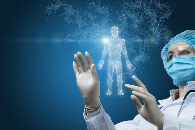 El médico trabaja con un holograma de paciente sobre un fondo azul.