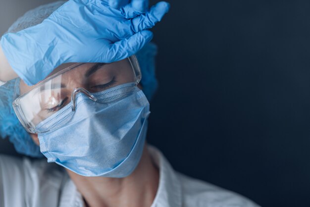 Médico trabajador cansado después de tomar una gran cantidad de pacientes