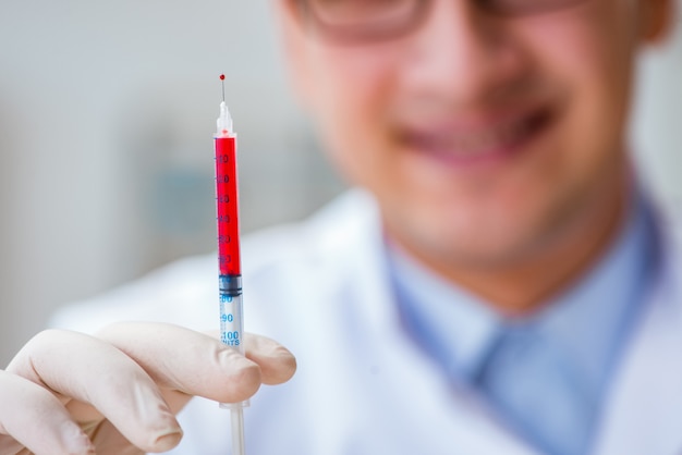 Foto médico trabalhando com amostras de sangue