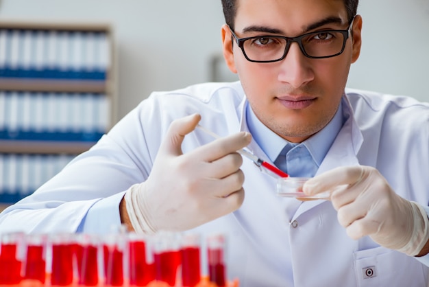 Médico trabalhando com amostras de sangue