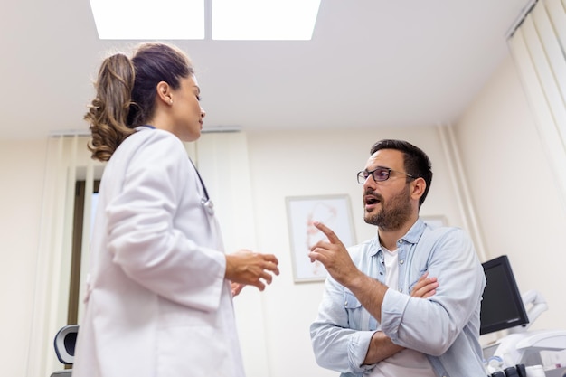 Médico trabalhando no escritório e ouvindo o paciente, ele está explicando seus sintomas, cuidados de saúde e conceito de assistência