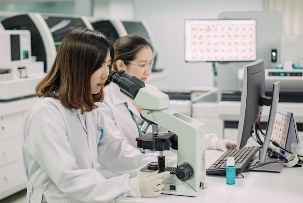 Foto médico trabalhando para analisar amostras de sangue em laboratório de pesquisa científica.