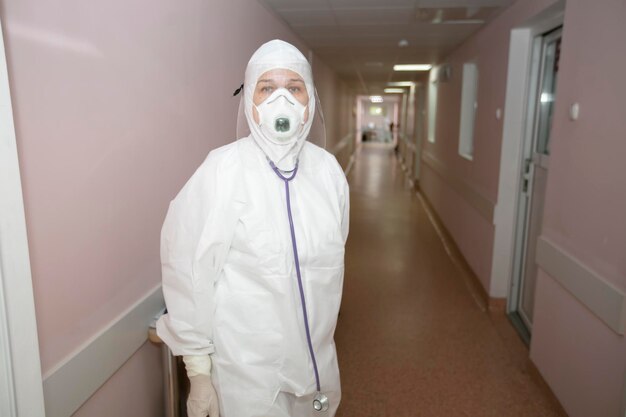 Un médico con traje protector durante una epidemia de coronavirus pandémico