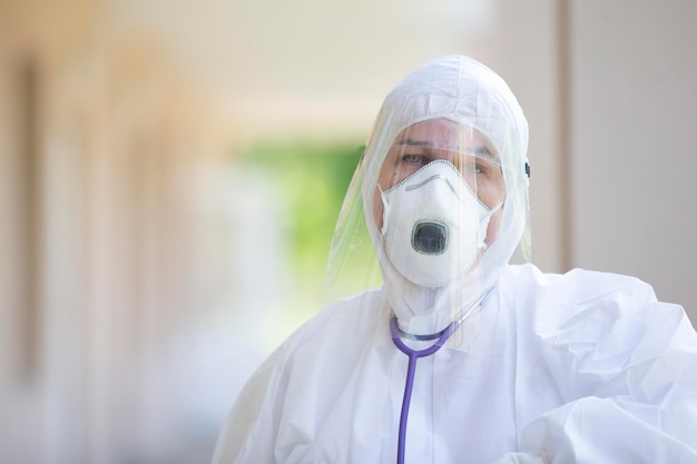 Un médico con traje protector durante una epidemia de coronavirus pandémico