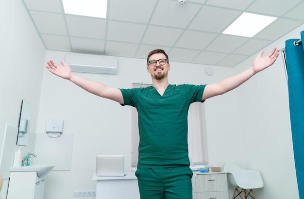 Médico con uniforme de hospital moderno y máscara Retrato de un apuesto trabajador médico profesional