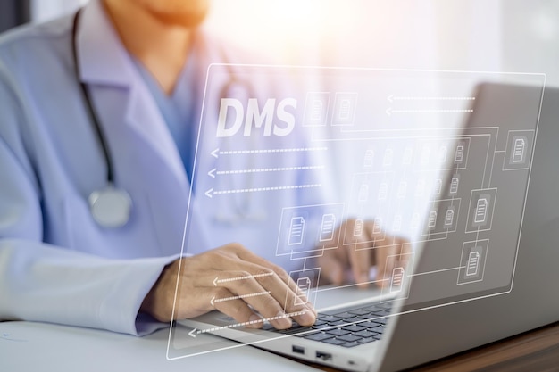 Médico usando computador Sistema de Gerenciamento de Documentos DMS automação de processo de banco de dados de documentação on-line para gerenciar arquivos com eficiência