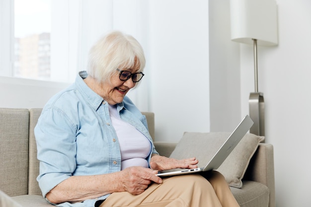 Médico usando computadora portátil mientras está sentado en casa