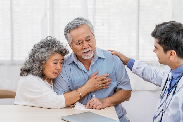 Foto médico usando estetoscopio para auscultar al abuelo asiático paciente en casa