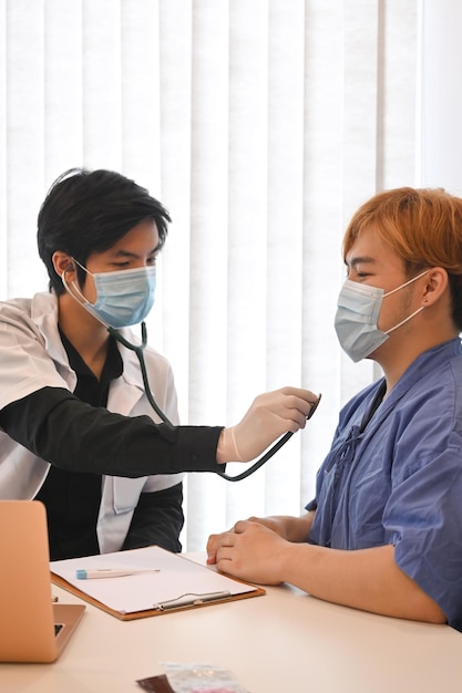 Médico usando estetoscópio examinando seu paciente no hospital