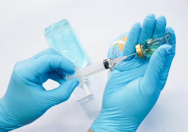 Foto médico usando luvas médicas, preparando vacinas para evitar epidemias que ocorrem no mundo.
