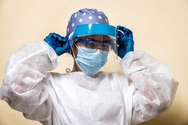 Médico usando máscara contra fundo azul