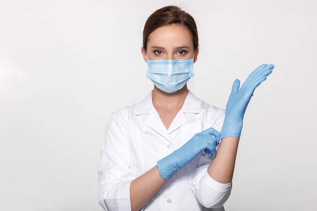 Médico usando máscara e luvas