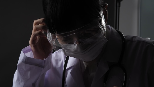 Médico usando máscara facial de proteção contra coronavírus antes da enfermaria noturna de trabalho